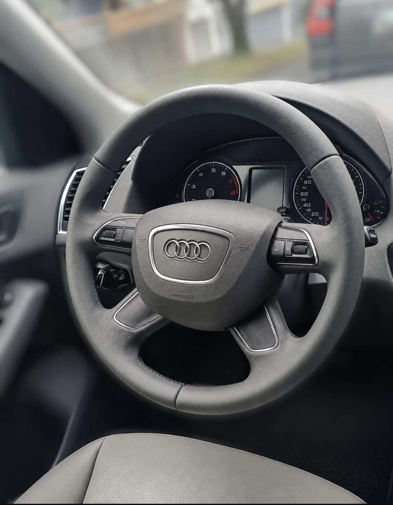 Volante de Audi tapizado en piel negra con acabado liso y costura fina