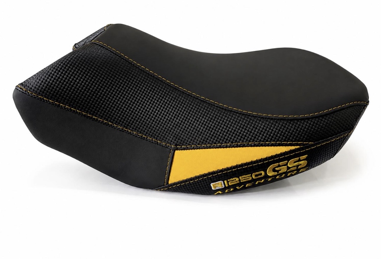 Asiento de BMW 1250 GS Adventure tapizado en piel negra con inserto amarillo, textura antideslizante y costura amarilla