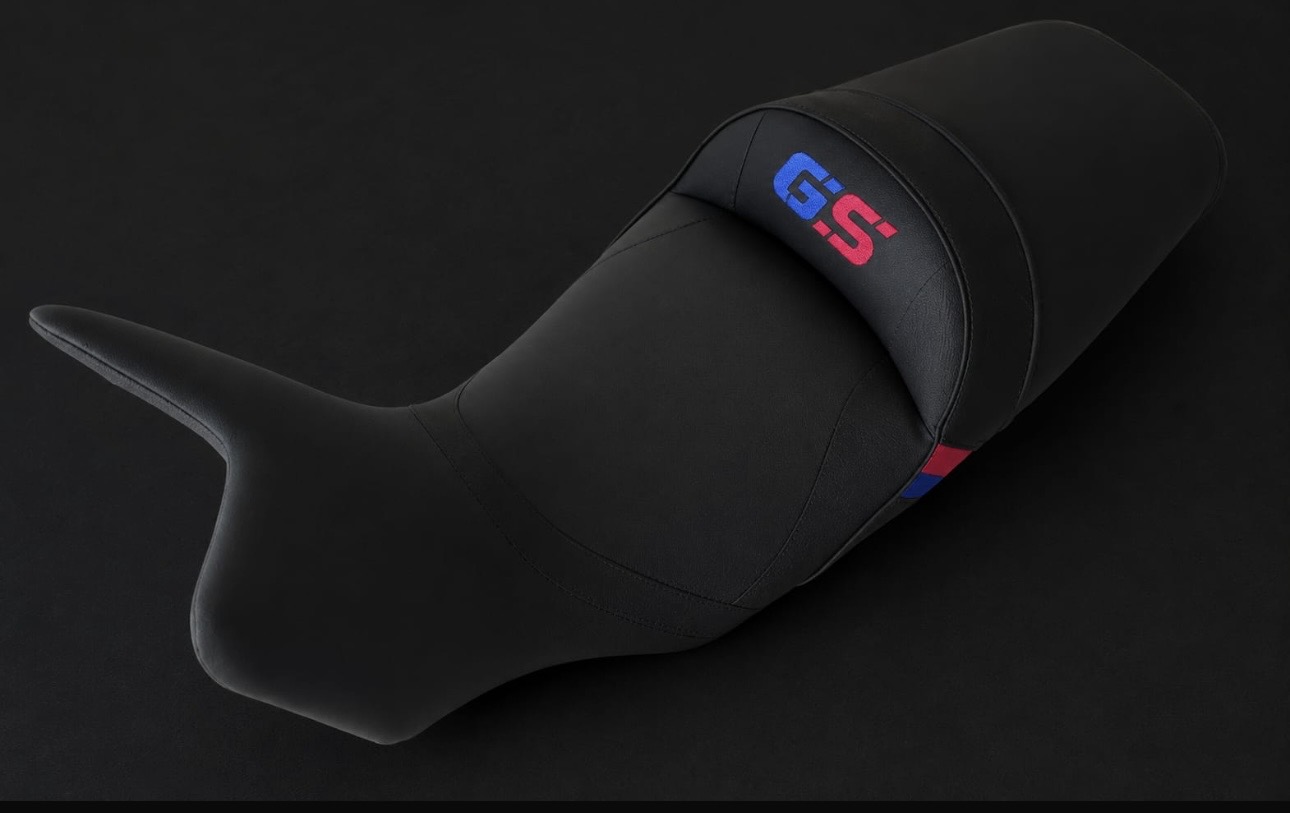 Asiento de moto BMW GS tapizado a medida en piel negra con logotipo GS bordado