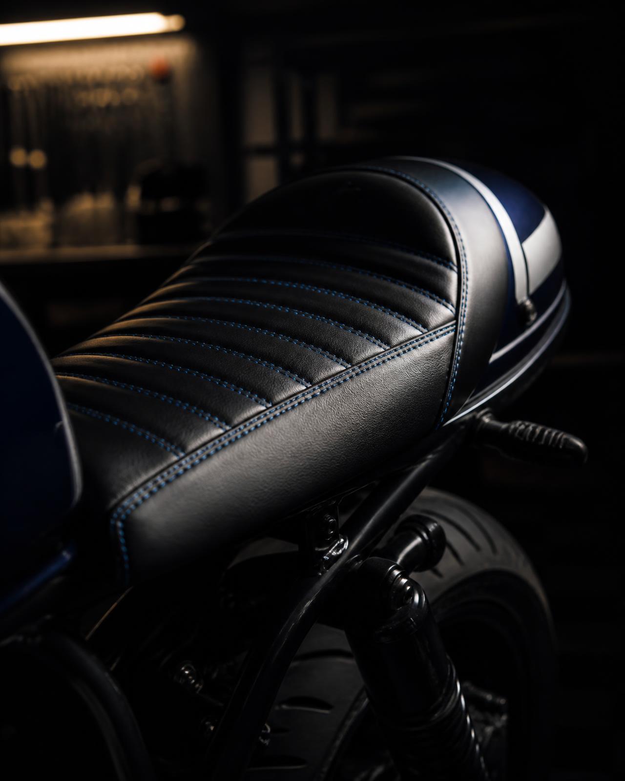 Asiento de moto café racer tapizado en piel negra con costura azul