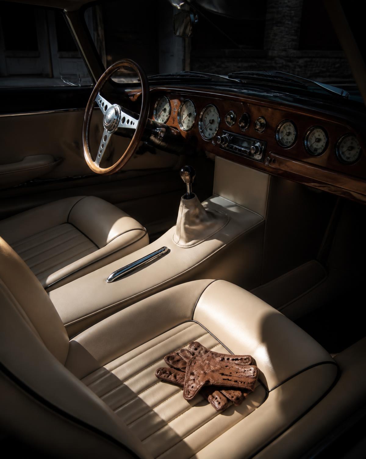 Interior de coche clásico tapizado en piel clara con ribete